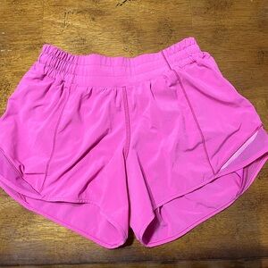 Lululemon Hotty Hot low rise 2.5 shorts